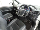 シンプルで使いやすいデザインの運転席です。