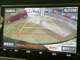 後方状況を鮮明に映し出し、安全な運転をサポート。狭い道や駐車時にも、周囲の状況をしっかり確認できます。