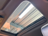 【サンルーフ】開放感たっぷりの希少装備、サンルーフが装着されています!車内に明かりを取り入れたり景色を楽しむ以外にも、車内の空気も簡単に換気できて快適です!