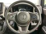握りやすい形状で、運転操作をサポート。オーディオやハンズフリー通話など、便利な機能も操作可能です。快適なドライビングを支援します。