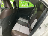 後部座席も広々としており、ゆったりとくつろげます。会話も弾み、楽しいカーライフをお約束します。快適な移動時間をお過ごしください。