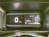 視認性の高いメーターで、走行情報や車載機能の状態をひと目で確認できます。デジタル表示で、スマートな印象を与えてくれるでしょう。