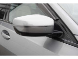 カメラを内蔵。スタイリッシュなデザインに、安全運転を支える機能を備えます。