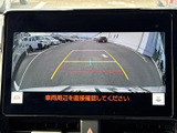 後方確認をサポートするモニターで、安全な運転をサポート。狭い道や駐車時も、より安心して操作できます。