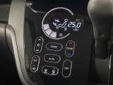 【オートエアコン】一度お好みの温度に設定すれば、車内の温度を検知し風量や温度を自動で調整。暑い&hellip;寒い&hellip;と何度もスイッチ操作をする必要はありません。快適な車内空間には必須の機能ですね♪