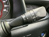 操作しやすいウインカーレバーで、スムーズな車線変更をサポート。直感的に操作でき、安全な運転に貢献します。