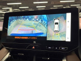 【パノラミックビューモニター】専用のカメラにより、上から見下ろしたような視点で360度クルマの周囲を確認することができます☆死角部分も確認しやすく、狭い場所での切り返しや駐車もスムーズに行えます。