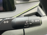 操作しやすいウインカーレバーで、スムーズな車線変更をサポート。直感的な操作感で、安全運転に貢献します。細部までこだわった設計です。