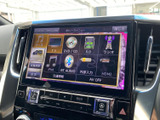 高精細な地図が、運転中のナビゲーションをサポートします。周辺情報も確認しやすく、初めての道でも安心してお出かけいただけます。