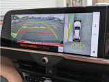 【パノラミックビューモニター】クルマを真上から見ているような映像を表示。 運転席から確認しにくい車両周囲の状況を把握できます。