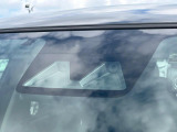 【スマートアシスト】走行中に前方の車両等を認識し、衝突しそうな時は警報とブレーキで衝突回避と被害軽減をアシスト。より安全にドライブをお楽しみいただけます。