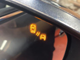 【ブラインドスポットモニタリング】走行中、ドアミラーの死角になりやすい箇所に後続車が接近するとサイドミラー付近に警告を表示、ドライバーに注意喚起をしてくれます。