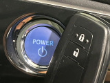 【スマートキー】カバンやポケットに入れたままでもドアの施錠・解錠が可能なスマートキーを装備。エンジンのオン・オフ時もカギを取り出す必要が無いからとっても便利です♪