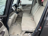 運転席からの視界は広く、周囲の状況を把握しやすい設計です。操作系の配置も考え抜かれており、直感的に操作できます。快適な運転をサポートします。