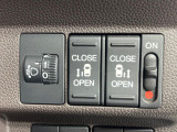 【両側スライドドア】駐車場で隣の車との間隔が狭く乗りにくい時、スライドドアなら安心!ドアオープン時も幅を取らず、開口部が広いので乗り降りがとっても簡単です。大きな荷物の出し入れも後席から可能♪