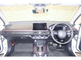 操作性に優れた運転席となります!小物入れや各ボタンの配置にこだわり、使いやすいです!座り心地もよく視認性も良好なのでロングドライブもお任せ下さい!