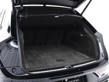 トランクはご覧の通り大容量となっております。後部座席を倒していただくとさらに多くの荷物を積んでいただけます。用途に合わせて活用ください。