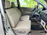 落ち着いた色調のインテリアが、リラックスした空間を演出。運転に集中できる環境です。日常の足として、ぜひご検討ください。
