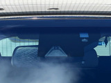 【プリクラッシュセーフティ】前方の車両等を検知し、衝突しそうな時は警報で注意を促し、ブレーキを踏む力をサポート。ブレーキを踏めなかった場合は衝突被害軽減ブレーキが作動、衝突回避をサポートします。