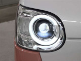 LEDヘッドライトには、ハイビームで走行中に先行車や対向車を検知した時、部分的に遮光し、先行車や対向車に配慮しながら高い視認性を確保できるADB(アダプティブドライビングビーム)が採用されています。