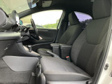 運転席周りは、洗練されたデザインで一体感を高めています。快適な運転環境をサポートし、運転の楽しさを引き出します。