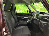 運転席からの視界は広く、運転操作もスムーズに行えます。座り心地の良いシートで、長距離運転も快適にお過ごしいただけます。