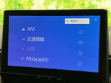 様々な情報を一画面に集約し、操作も簡単。直感的なインターフェースで、運転に集中しながらも必要な情報を確認できます。