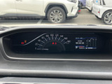 視認性の高いメーター類で、運転に必要な情報をしっかりと把握できます。夜間でも見やすく、安全運転をサポートします。