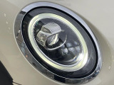 ●LEDヘッドライト:夜間走行時も良好な視界を確保し安心して運転できる高輝度LEDヘッドライトを装備!点灯速度が早く、消費電力も抑えられています。