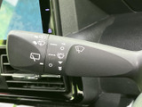 雨天時の視界を確保するワイパーレバーは、運転の安全性を高めます。操作も簡単で、状況に応じて最適なワイピングが可能です。快適なドライブを。