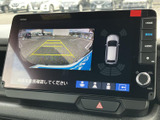 狭い場所でも安全に駐車できるよう、後方の状況をわかりやすく表示します。運転に自信がない方でも安心です。