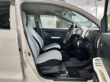 運転席の足元は広々としており、座席は大きく前後にスライド出来るので自分に合ったポジションで運転する事が出来ます。アクセルやブレーキにクセもなくとても運転のしやすい車両です。