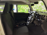 ドライバーシートからの視界は良好で、運転に集中できます。座り心地も良く、長距離運転でも疲れにくいでしょう。