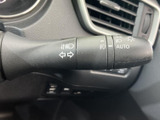 操作しやすいウインカーレバーは、安全な車線変更や右左折をサポートします。直感的な操作で、スムーズな運転をサポートします。