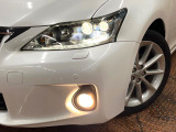 【LEDヘッドライト】悪天候や夜間走行時も良好な視界を確保し安心して運転できる高輝度LEDヘッドライトを装備!点灯速度が早く、消費電力も抑えられています。