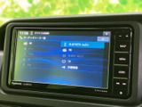 多様なソースに対応し、快適なドライブをサポートします。Bluetooth接続でスマートフォン内の音楽も楽しめます。直感的な操作で、お好みの音源をすぐに選択可能です。