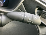 操作しやすいウインカーレバーで、スムーズな車線変更や右左折をサポートします。安全確認と合わせて、慎重な運転を心がけましょう。
