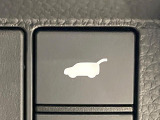 【パワーバックドア】スマートキーや運転席のボタンを押すだけでリアゲートが自動で開閉します!荷物を持っている時や、高い位置にあるバックドアを閉める際に便利な機能です♪