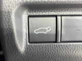 【パワーバックドア】スマートキーや運転席のボタンを押すだけでリアゲートが自動で開閉します!荷物を持っている時や、高い位置にあるバックドアを閉める際に便利な機能です♪