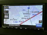 高精細な地図表示で、目的地までスムーズに導いてくれます。周辺道路情報も確認でき、運転の不安を軽減してくれるでしょう。