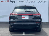 Audiのリヤディフューザーは、車両の後方での空気の流れを整え、乱流を減少させることで、走行安定性を向上させます。またスポーティで洗練された外観を提供し、全体のスタイルに一体感を持たせます。