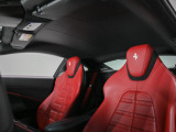 カラーレザーヘッドライナー(NERO)を採用し、ルーフライニングをブラックで引き締めることで落ち着きのある空間を演出しています。