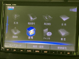 目的地設定が簡単に行えるナビゲーションシステムと、充実したオーディオ機能で快適なドライブをサポートします。