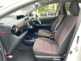 運転しやすいように設計された空間。操作性も高く、快適なドライブをサポートします。落ち着いた色調も魅力です。