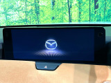【12.3インチマツダコネクト】車内の雰囲気にマッチした大型ディスプレイ。スマホ接続でのナビ使用やBluetooth再生等、様々な機能が楽しめます。直感的なダイヤル操作が可能で、使い勝手も良好です。