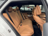 メルセデス・ベンツの定める厳しい基準をクリアしたお車のみをご案内させて頂きます。納車前整備はメーカー規定に基づき当店3Fの指定工場で入念に行なわれます。熟練のメカニックがお客様のお車を整備致します。