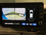 リバースギアに入れるだけで後方の表示へ切り替わります。夜間や雨の日の駐車も楽になりますよ。