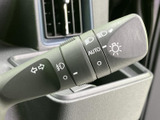 操作しやすいウインカーレバーは、スムーズな車線変更をサポートします。直感的に操作できるので、運転に集中できます。安全運転に貢献します。