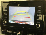 車庫入れなど後進運転時に死角をモニターで確認ができて安全です♪ ステアリング操作の参考になるガイド線も表示しますので車庫入れがニガテな方も安心ですネ!