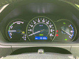 視認性の高いメーターで、速度や走行情報を一目で確認可能。運転に集中できるデザインです。夜間でも見やすく、安全運転をサポートします。